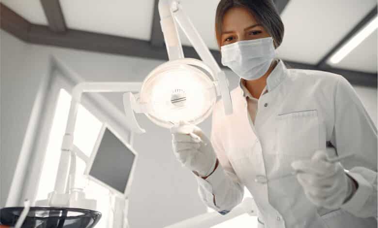 mulher dentista observando a câmera nos tratamentos odontológicos