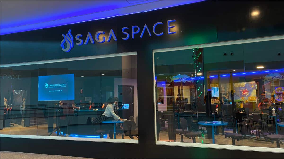 SAGA aposta em novo modelo de negócios e renova a operação com cursos inéditos, unidades em shopping centers e espaço gamer modular itinerante 3