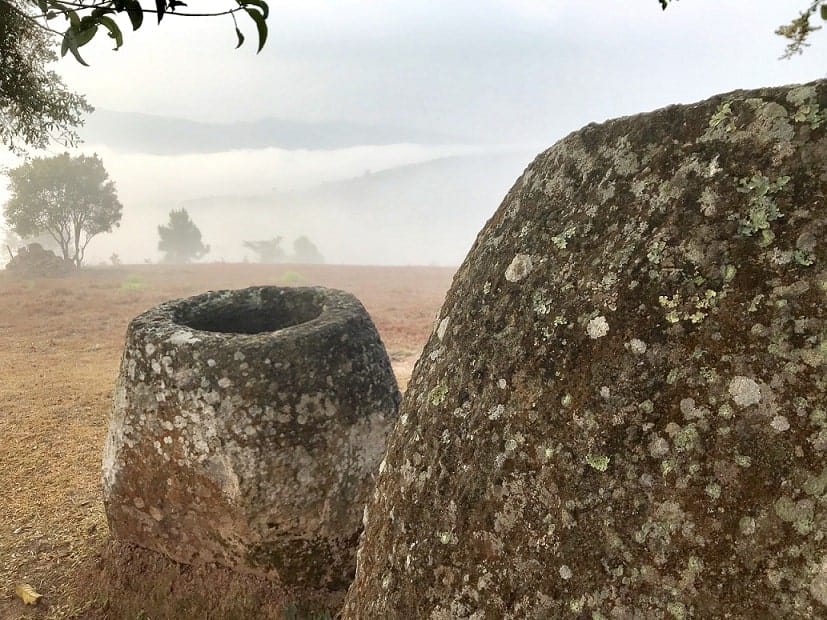 Dia de névoa no sitio 2 mostrando dois Jarros megalíticos de arenito